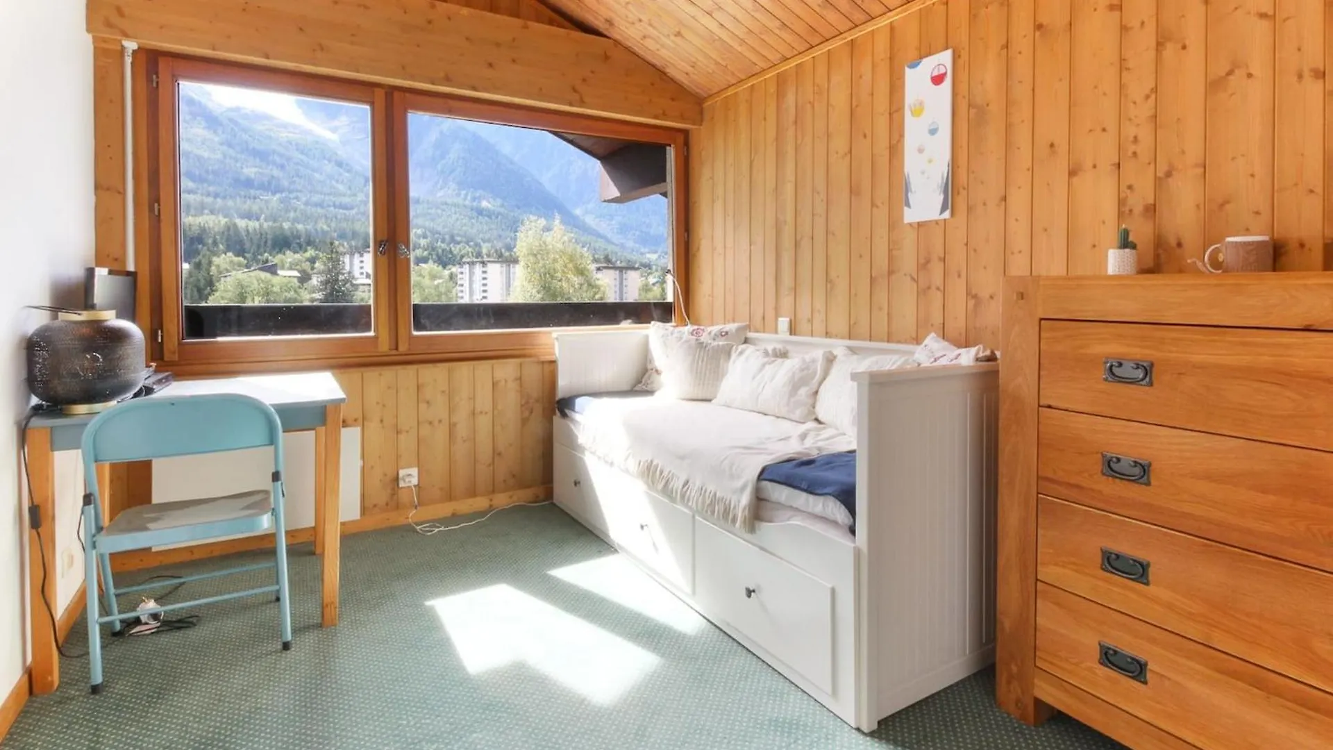 Le Chamouny- Family Apt - Central - Quiet - Hikeing & Rock Climbing Close By Chamonix Apartment